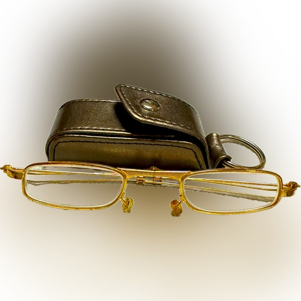 VTG 1.50 PORTABLE FOLDABLE READERS IN BRONZE LEATHER KEYCHAIN VELVET LINED CASE